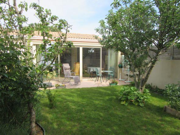 Vue sur la véranda depuis le jardin.
