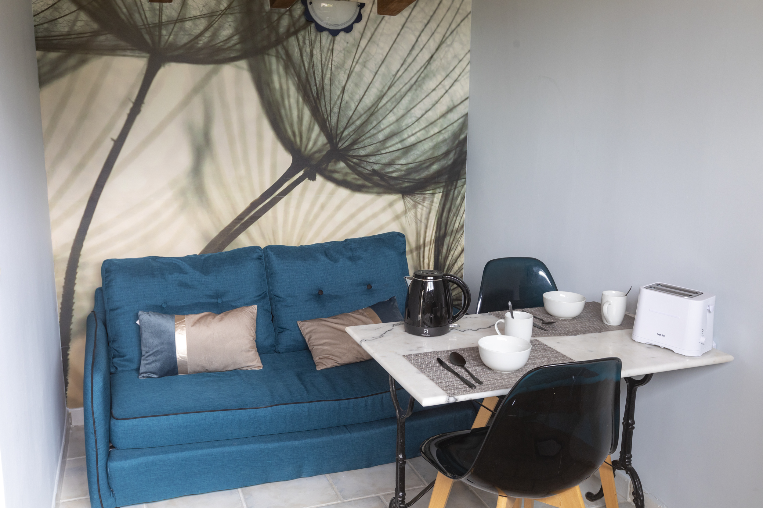 séjour avec canapé et coin repas