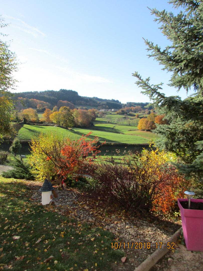 Gîte d'enfants 'Les Canards' à St Bonnet des Bruyères (Rhône - Monts du Beaujolais) : jardin et vue.
