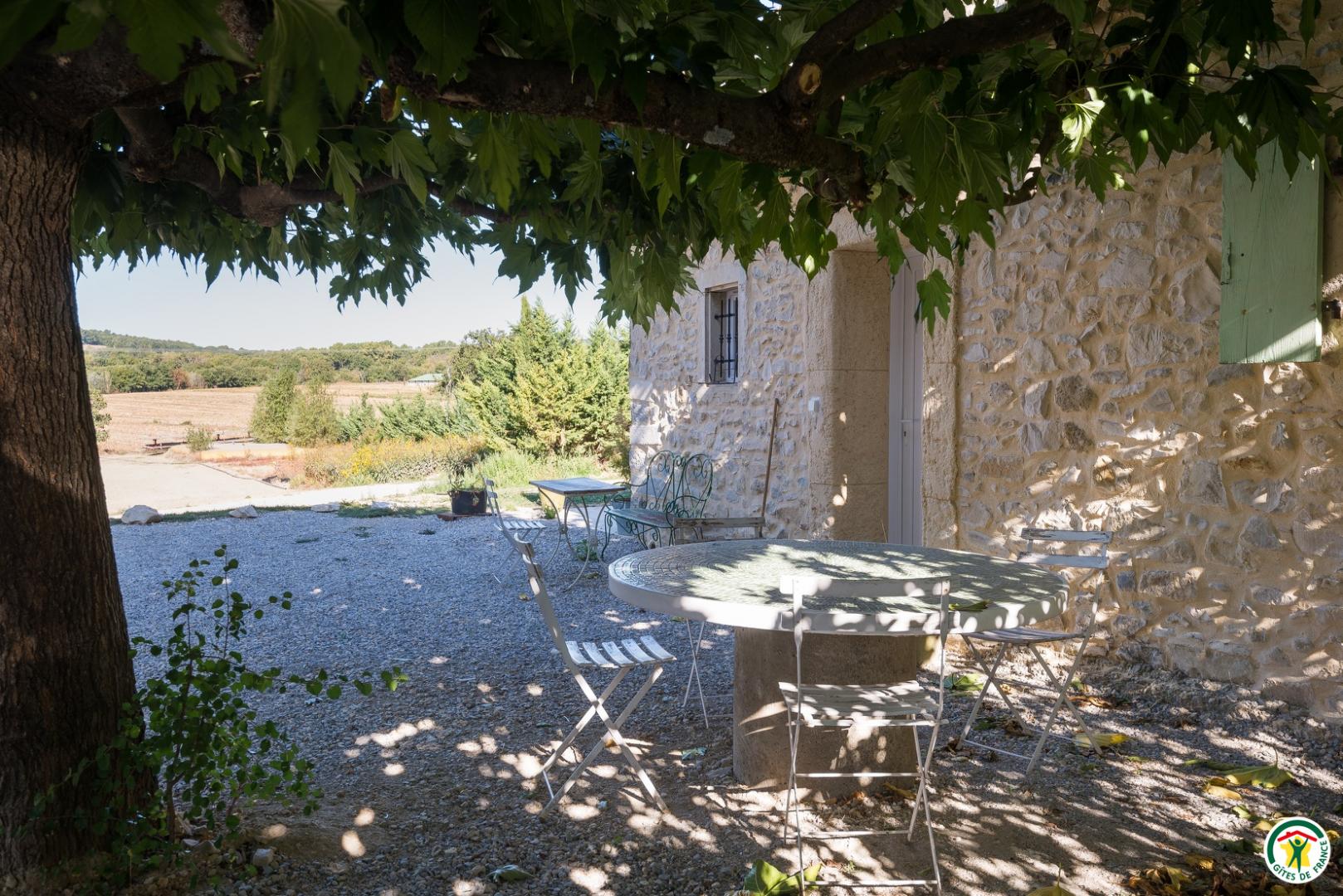Autre vue de l'entrée principale et de la table extérieure sous le murier