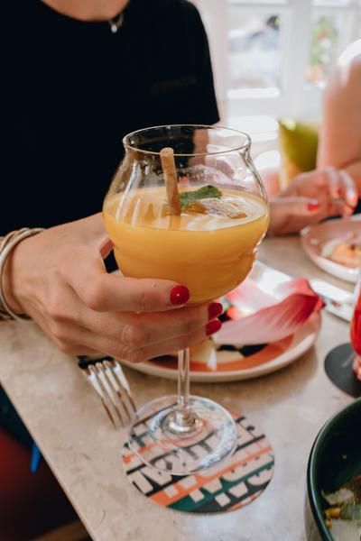 un verre de jus de fruits.