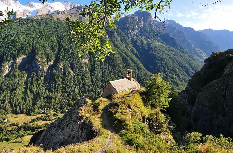La Chapelle de Notre-Dame de Bon Repos surplombant la vallée - La Grave