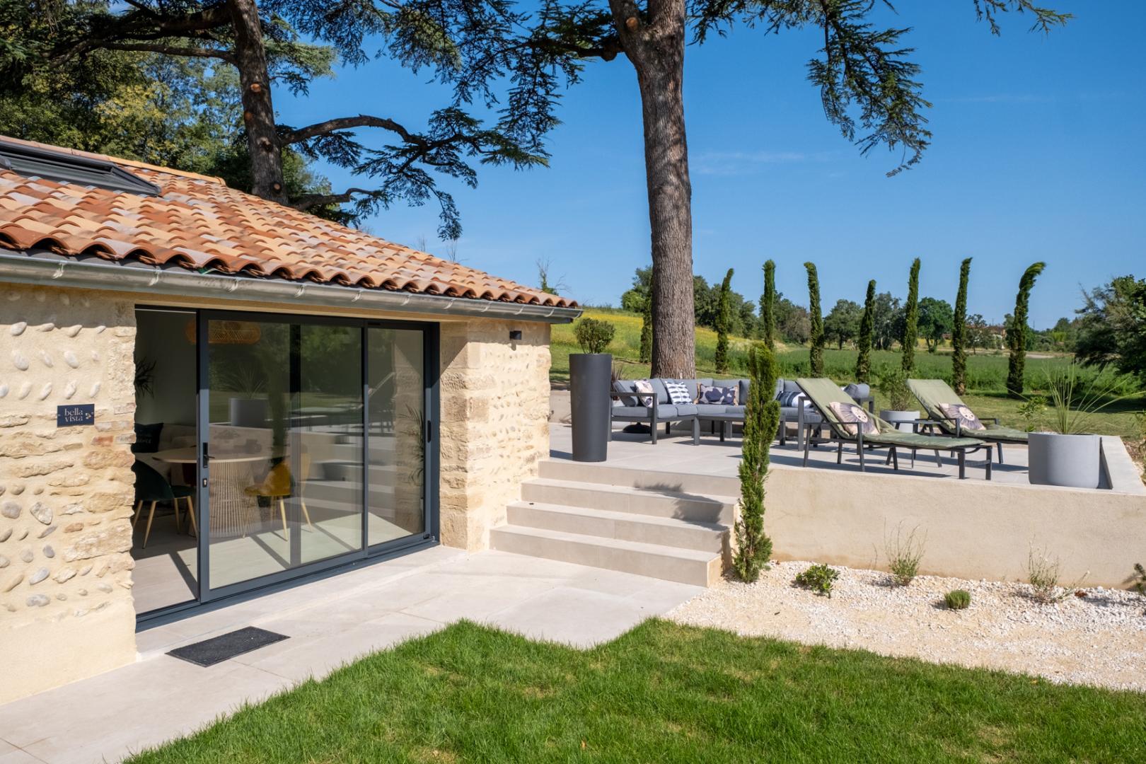 L'entrée du gîte et la terrasse extérieure