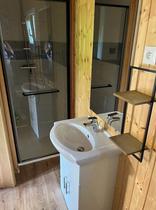 Sanitaires de l'une des chambres "Motel"