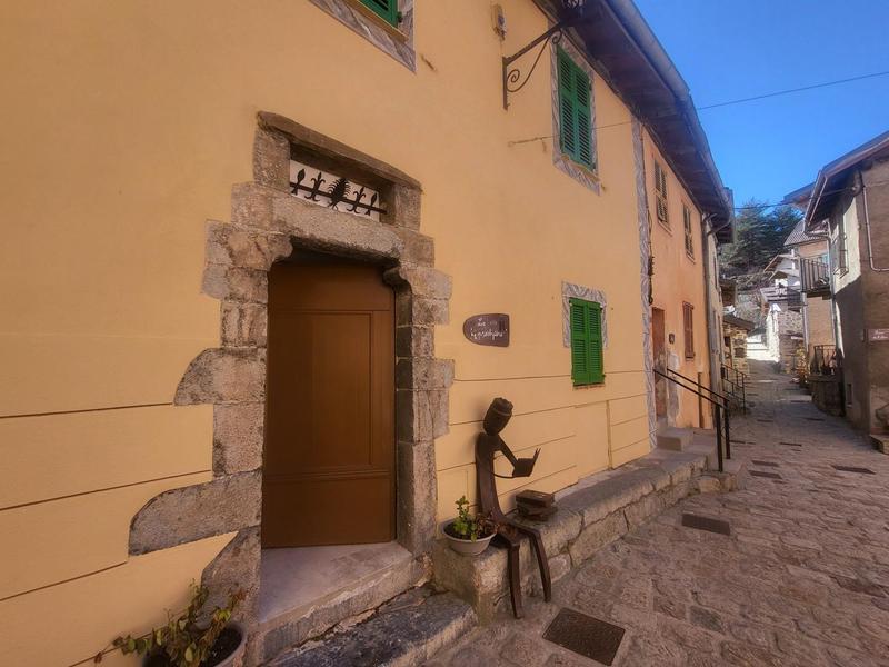 Gîte le Presbytère - Entrée sur ruelle - Rimplas - Gîte de France Alpes - Maritimes