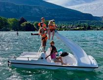 famille sur un pédal'eau avec grand toboggan