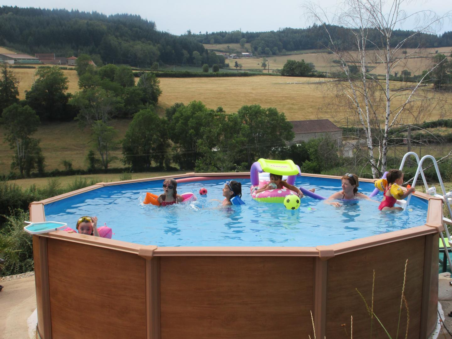 Gîte d'enfants 'Les Canards' à St Bonnet des Bruyères (Rhône - Monts du Beaujolais) : la piscine