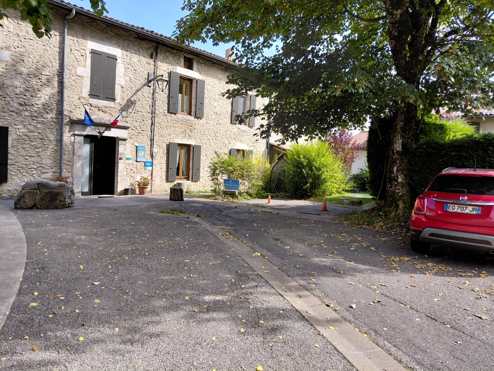 L'entrée du gîte de groupe de Léoncel au coeur du village