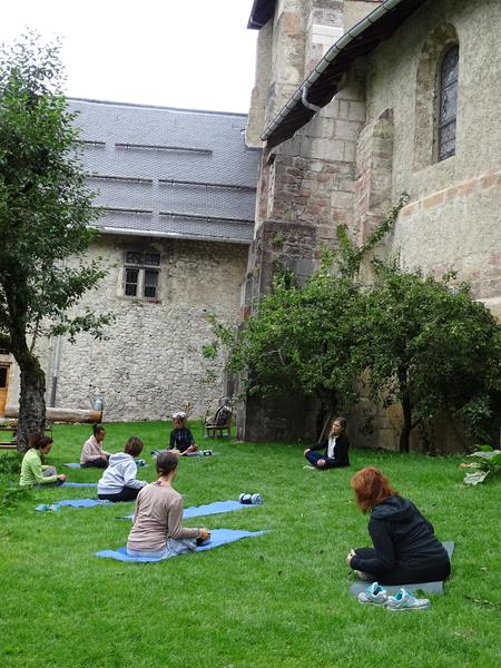 Découverte du yoga et de la méditation dans le jardin de l'Abbaye d'Abondance