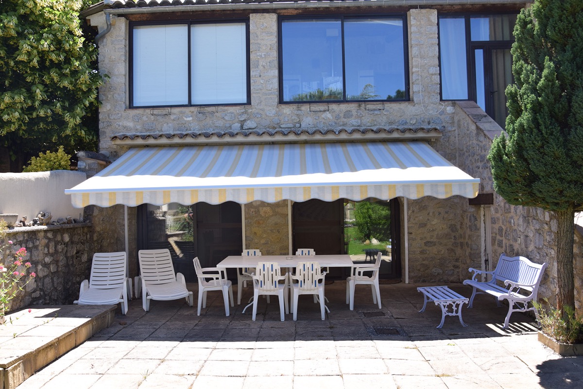 terrasse avec store électrique et mobilier de jardin, barbecue