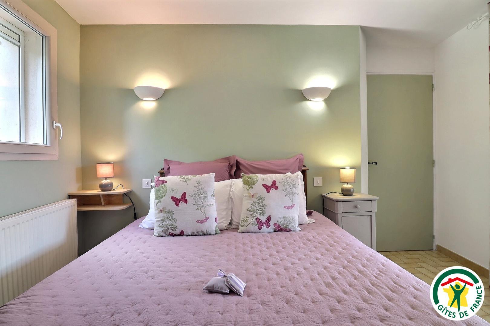 Chambre avec un lit double (1x160), accès depuis le salon TV ou la cuisine