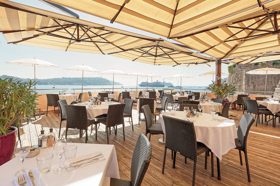 1-La MayssaBeach, restaurant Villefranche-sur-mer, restaurant poisson, cuisine méditerranéenne, terrasse au soleil, cocktails Villefranche-sur-mer, restaurant au soleil, cuisine méditerranéenne, restaurant moderne, nice view.