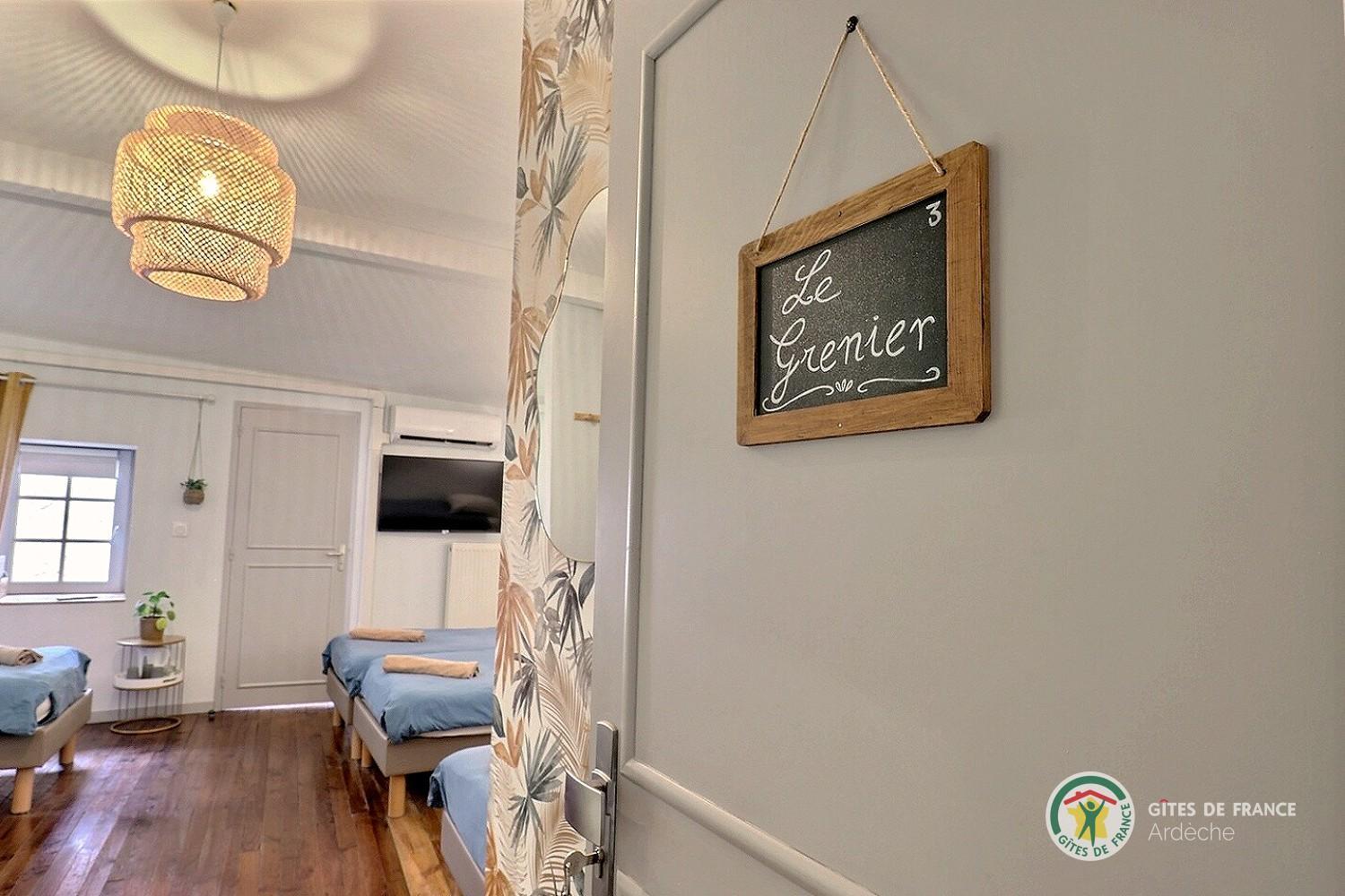 Chambre Le Grenier avec cinq lits 90