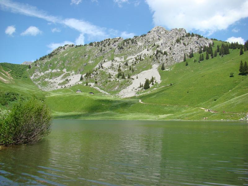 Le col et le lac d Arvouin depuis le haut de la télécabine de la Panthiaz