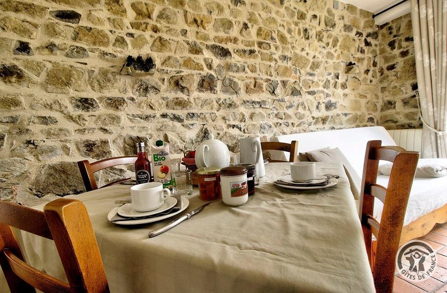 Gîte - 4 personnes - La Voisinée à Chenelette en Haut Beaujolais à proximité du Col des Echarmeaux dans le Rhône : table dressée (rez-de-chaussée)