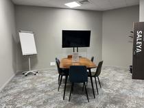 Salle de réunion intime et fonctionnelle, idéale pour des groupes jusqu'à 6 personnes.  Aménagée en configuration Boardroom, elle offre un mobilier modulable pour s’adapter à vos besoins.  Son design épuré et ses cloisons semi-vitrées lui confèrent une belle luminosité naturelle, favorisant un environnement de travail agréable et productif.