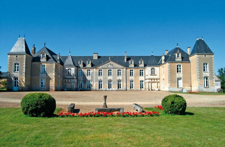 Chateau renaissance symétrique, avec une cour devant et un espace vert fleuri