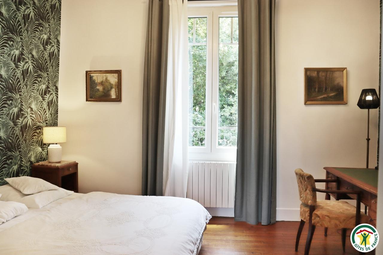 A l'étage, Chambre côté jardin avec lit double en 160