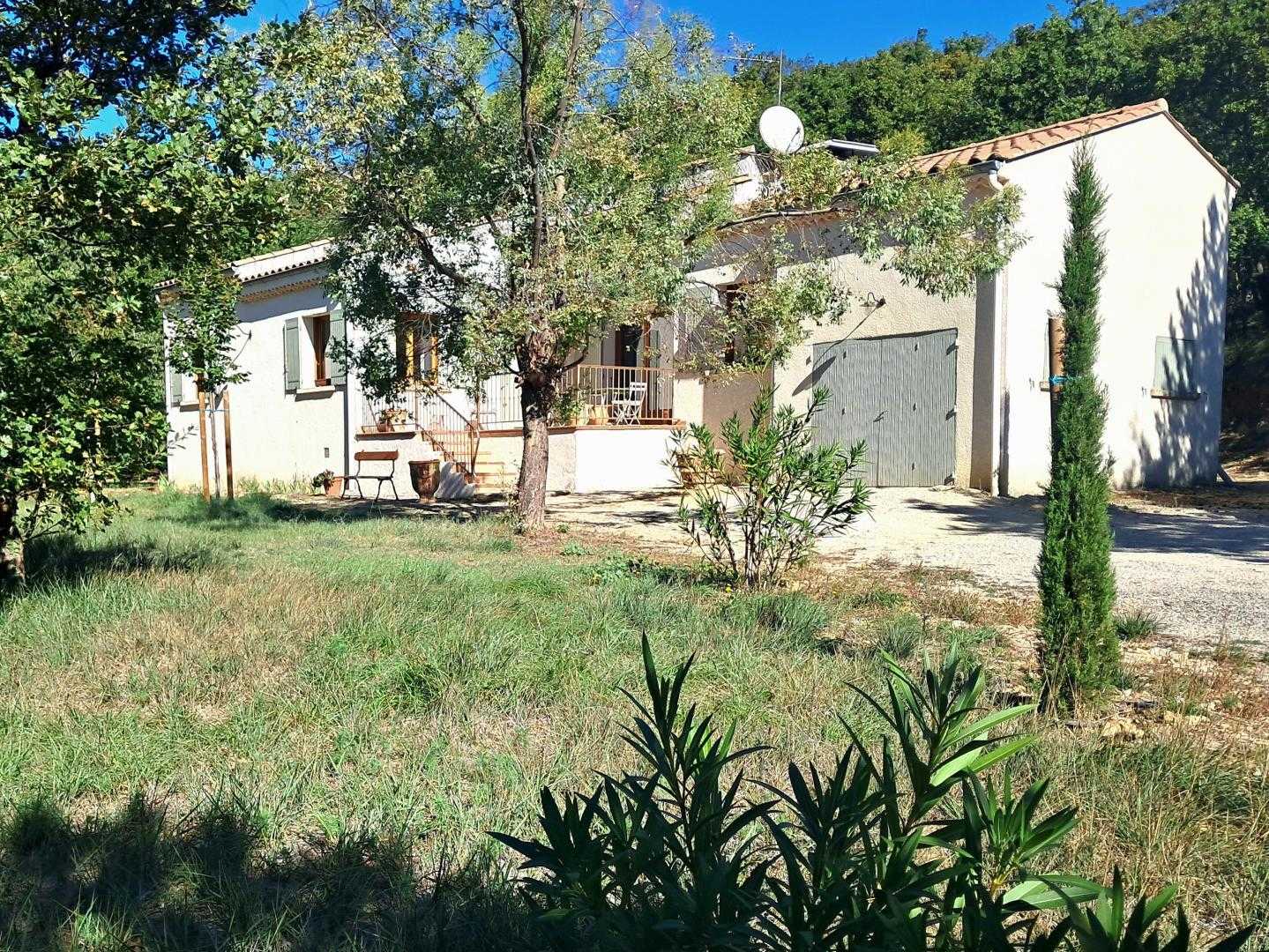 La maison entourée de bois.