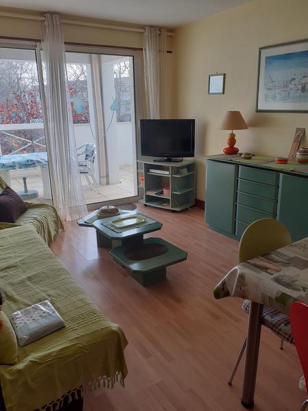 Pièce principale avec terrasse en arrière-plan