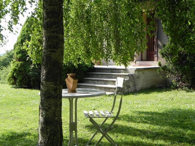 Le Gîte du Cèdre bleu à Ronno (Rhône - région Lac des Sapins): espace détente en extérieur.