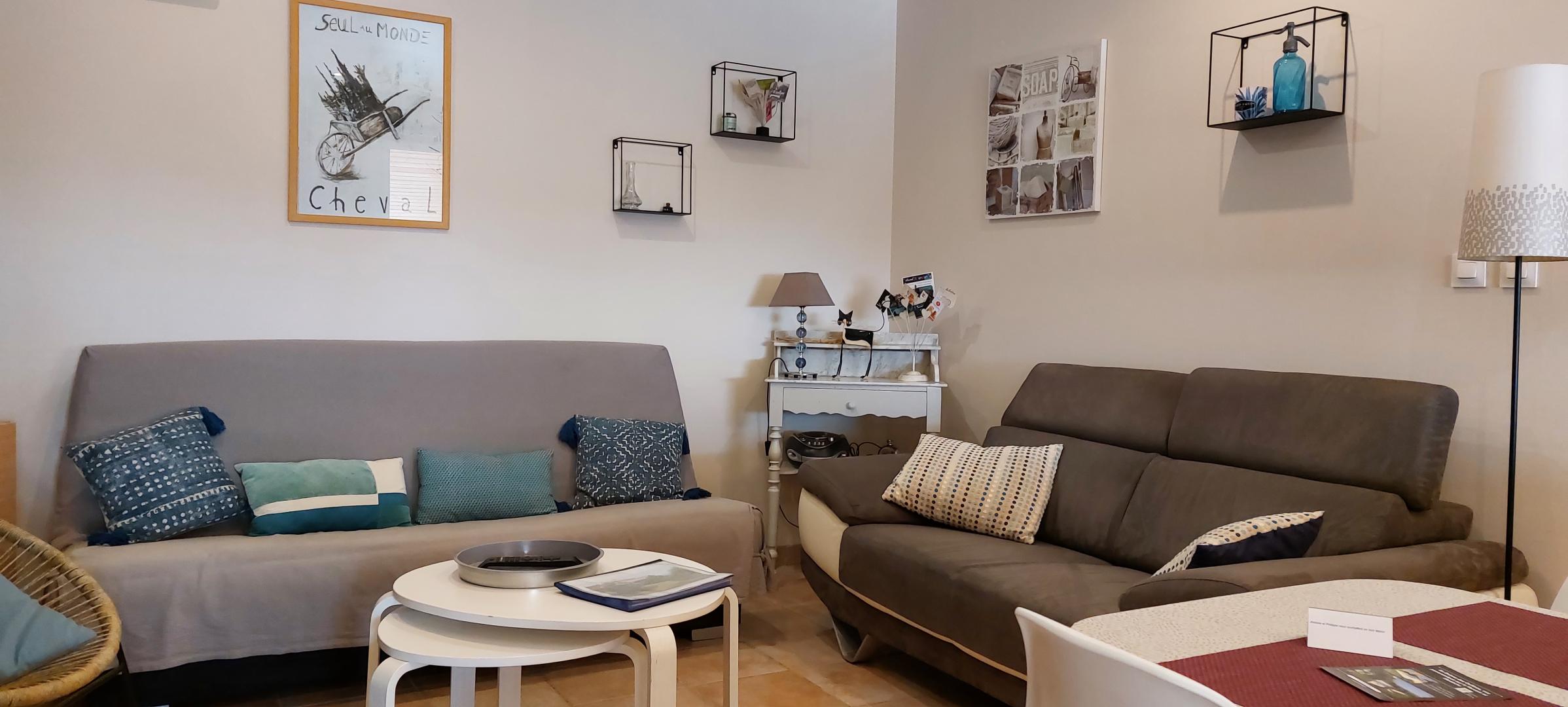 Salon avec un clic clac et un canapé fixe