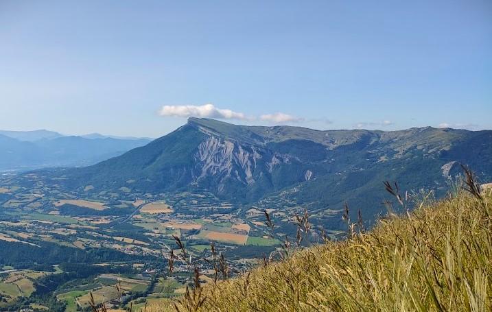 Construction de tipis à Céüse avec l'association Les Modestes