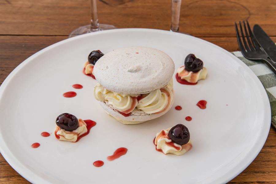 Macaron, cerises - Terrasse des Cigales