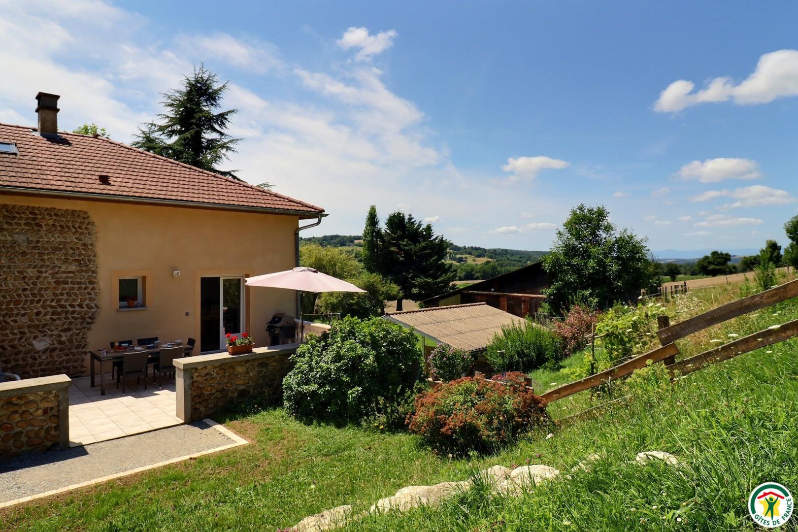 Entrée du gîte, sa terrasse et ses espaces verts
