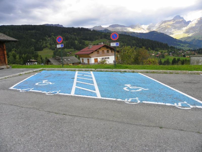 Places handicapées au parking de la Cry