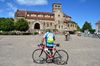 Cyclo devant l'église de Châtel-Montagne Ⓒ Louis HOLDER