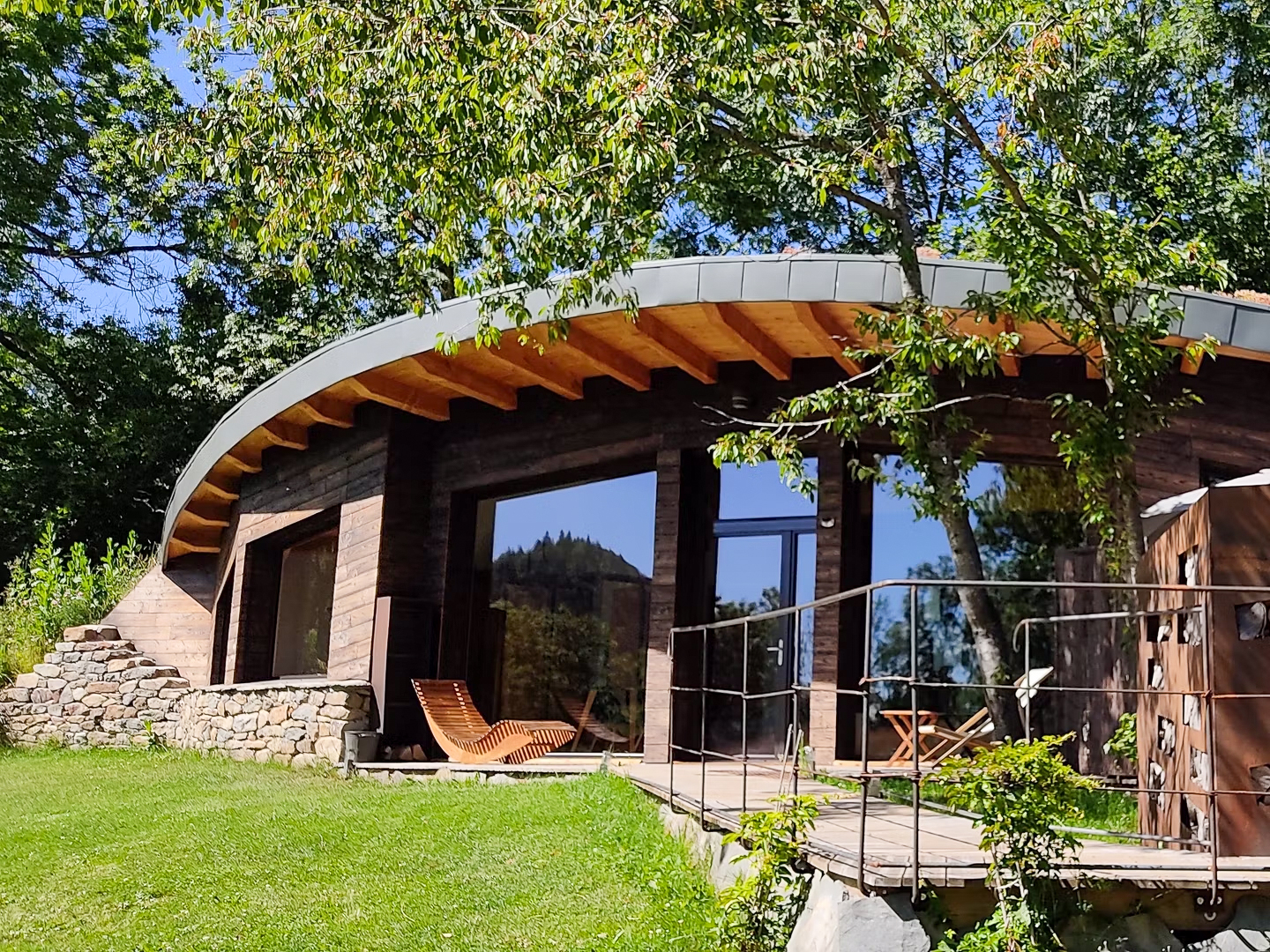 Photo 4/10 — Bulle « La Bulle de Pierre & spa — écolodge à Queyrières » à Queyrières Haute-Loire