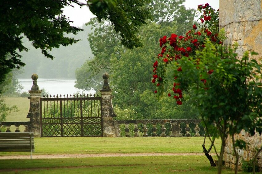 La Charente au fond vue depuis lesplanade, entourée de son muret en pierre et portail