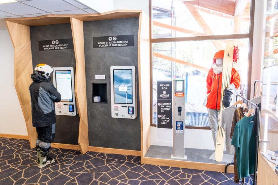 Caisse automatique vente de forfaits Gare inférieure de la Télécabine d’Ardent._Avoriaz