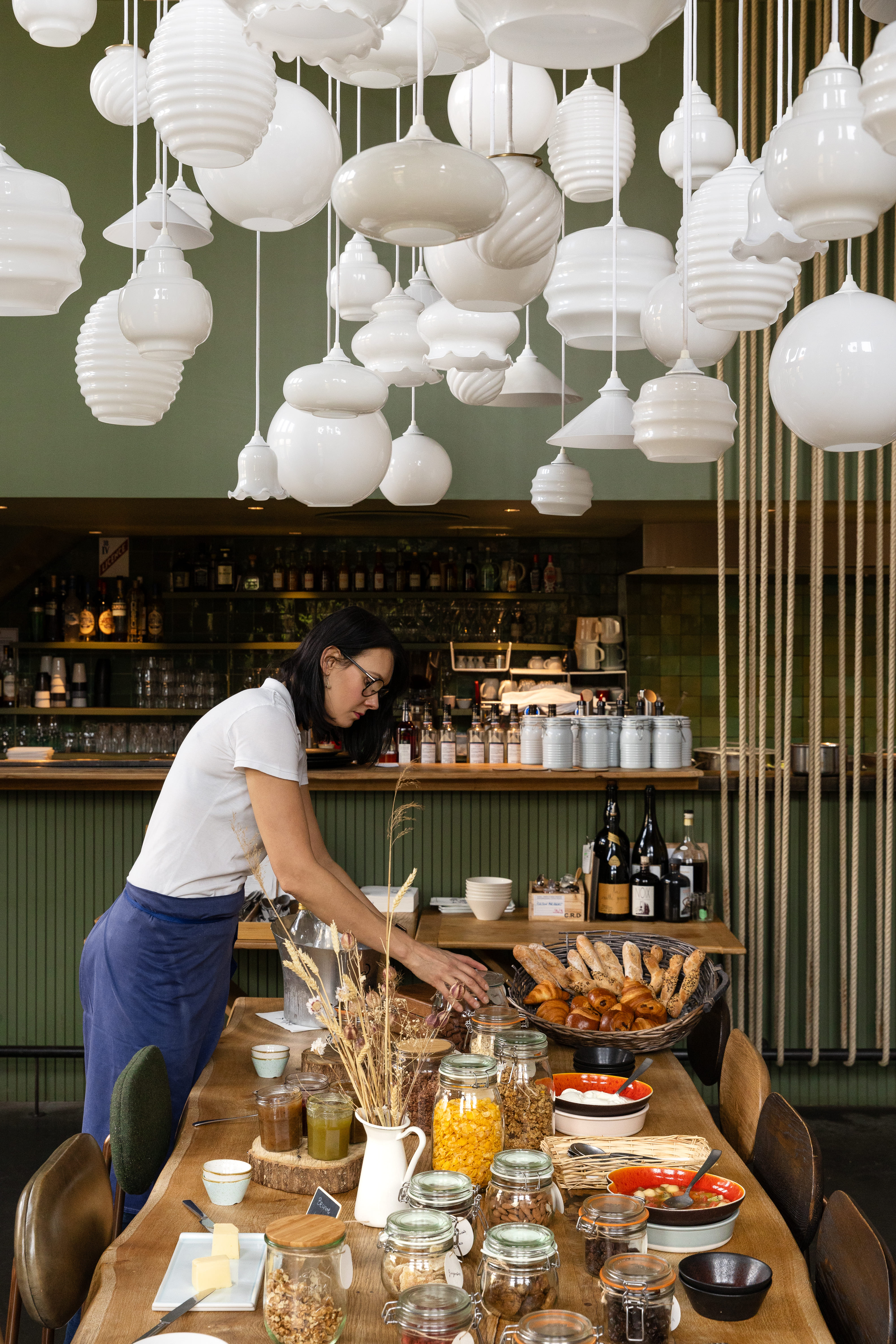 Serveuse préparant le brunch du café A