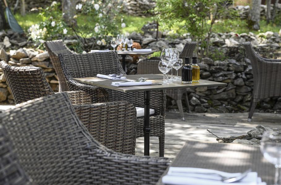 La table du val de Sault terrasse ombragée avec vue