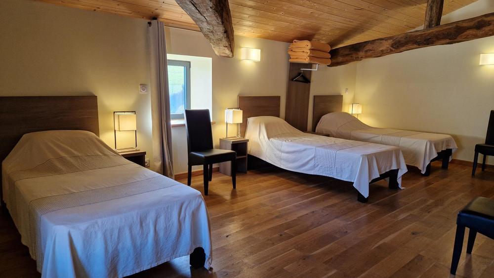 Gîte du Grand Peisselay à VALSONNE (Rhône - Beaujolais Vert) : chambre 4 lits à l\'étage. Le dortoir.