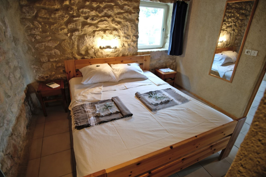 Chambre n 1 avec un lit double
