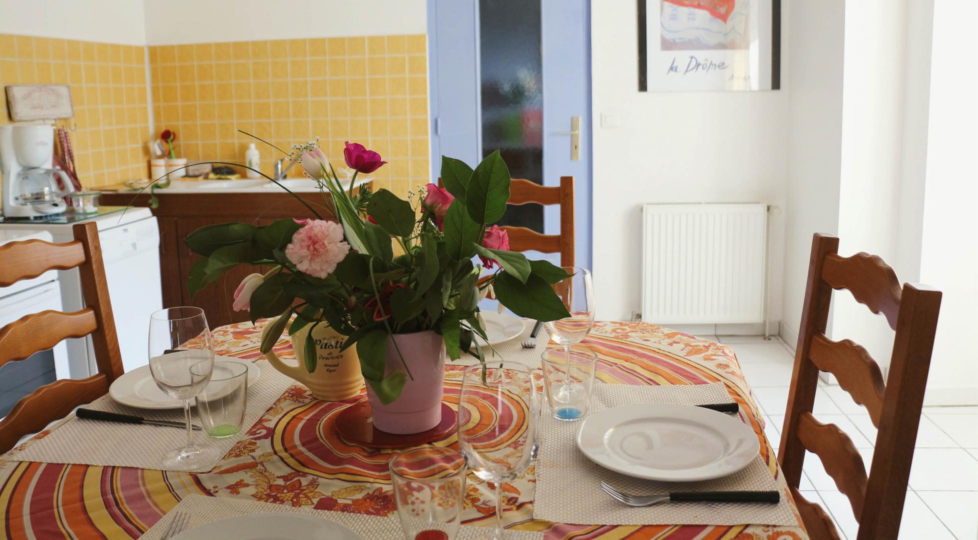 Cuisine ( Lave-vaisselle, four, micro-onde,réfrigérateur avec freezer) Vue sur jardin et cours arborée.