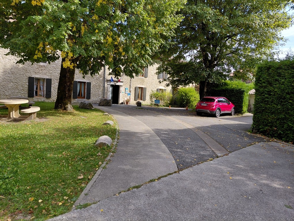L'entrée du gîte de groupe de Léoncel au coeur du village