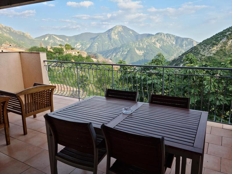 Gîte Les Amandiers d'Utelle-Coin repas extérieur-Utelle-Gîtes de France des Alpes-Maritimes
