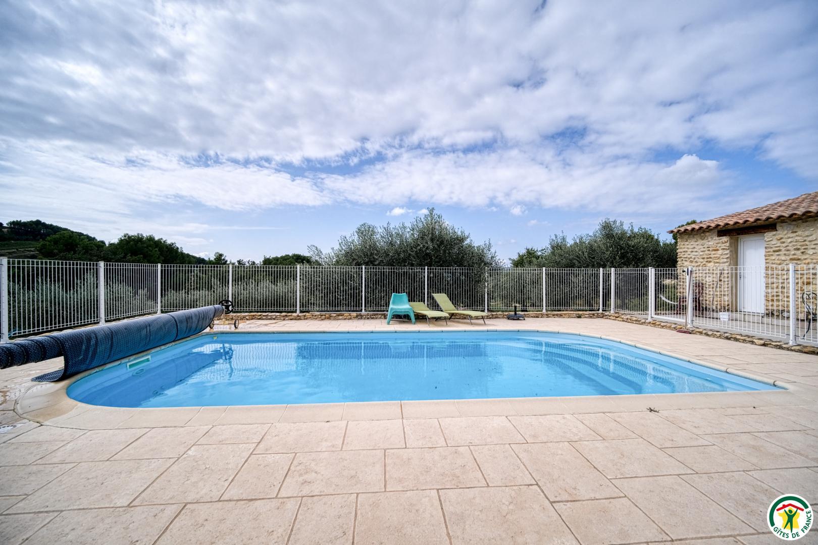 Profitez d'un moment de détente, au bord de la piscine