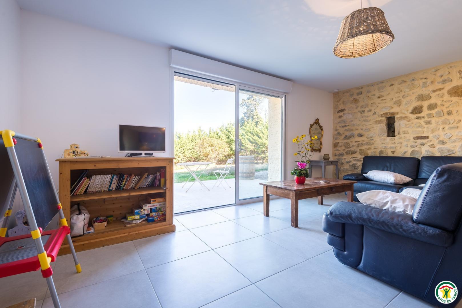 Le salon et son accès à la terrasse du rez-de-chaussée