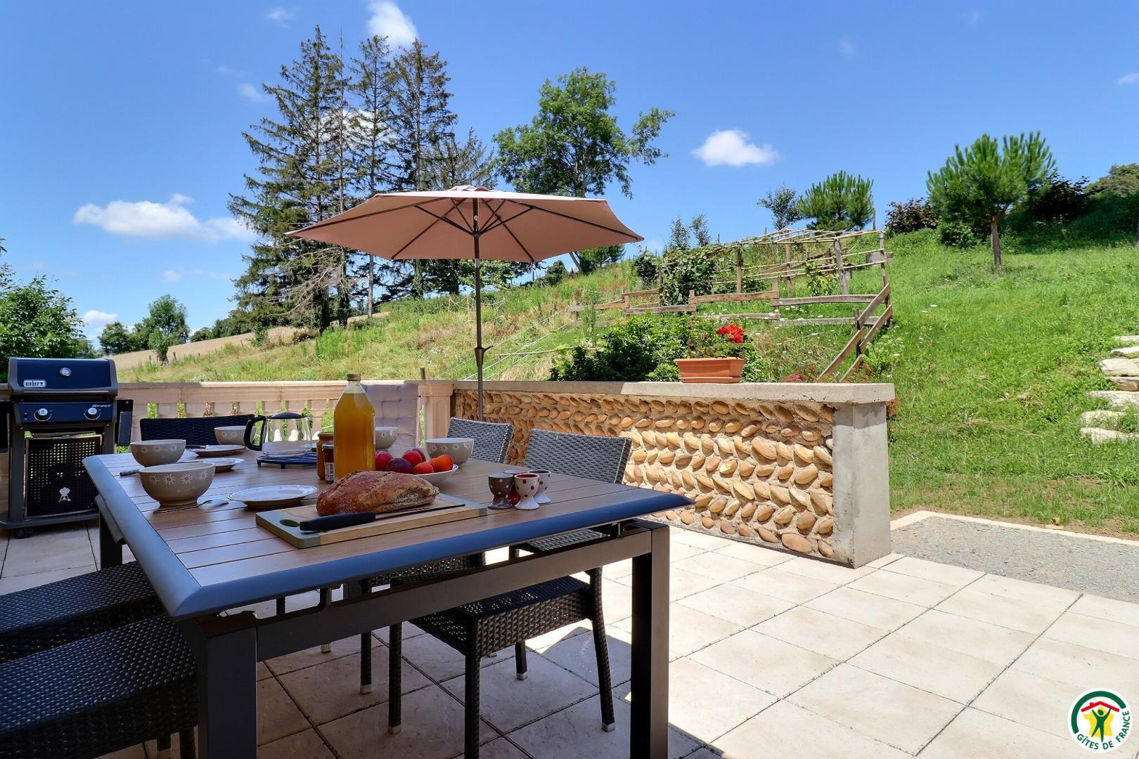 Terrasse privative avec salon de jardin, barbecue gaz