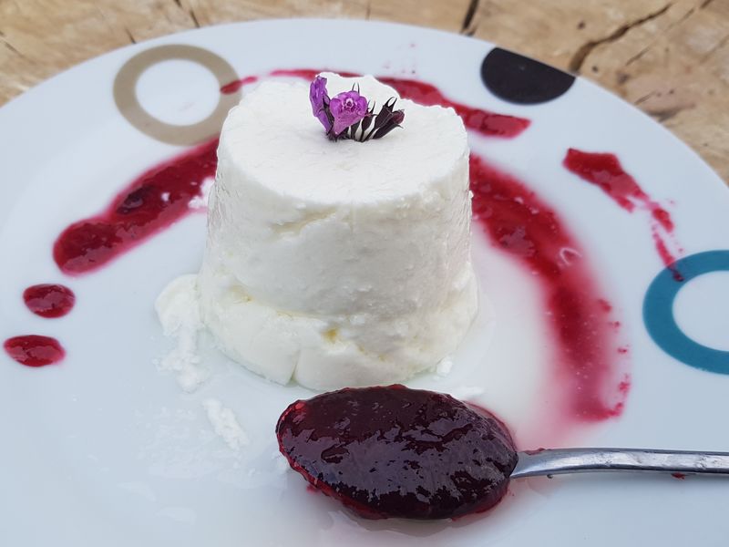 Faisselle de chèvre au lait cru et son coulis de fruits rouges
