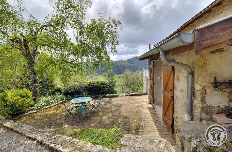 Gîte de la Collonge à Affoux, en Haut Beaujolais, dans le Rhône : la terrasse ombragée.