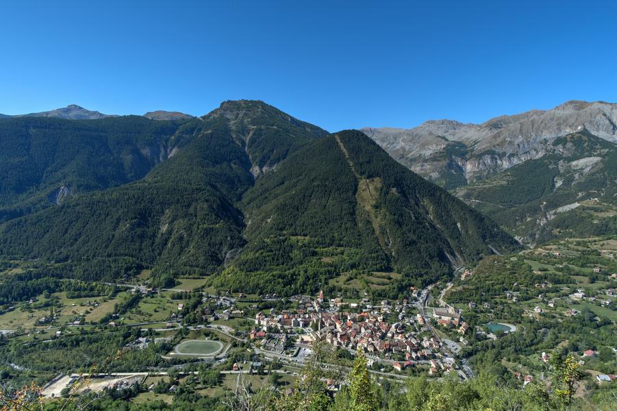 Le village et la Cîme de la Pinatelle
