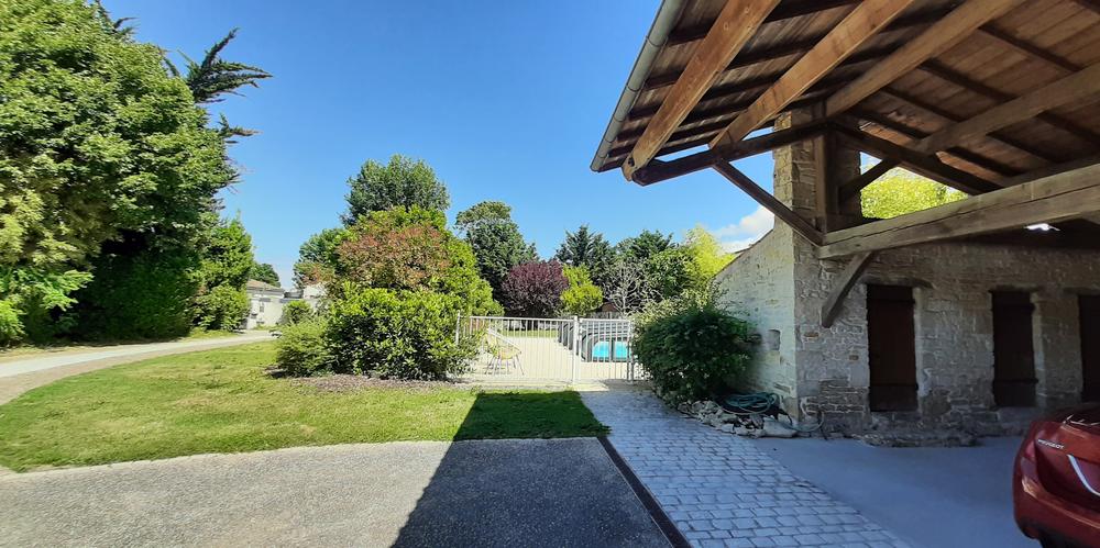 Le jardin avec vue sur la piscine couverte et sécurisée.