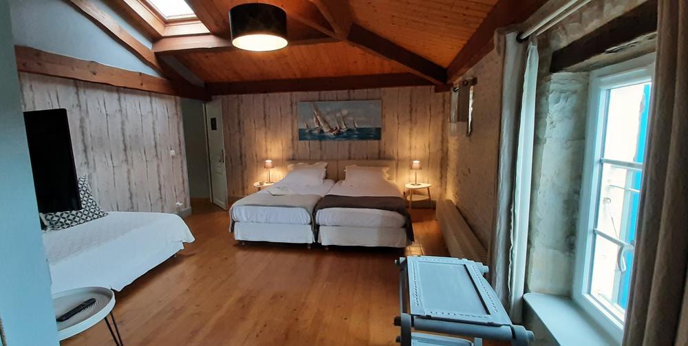 Une chambre avec 2 lits simples collés.