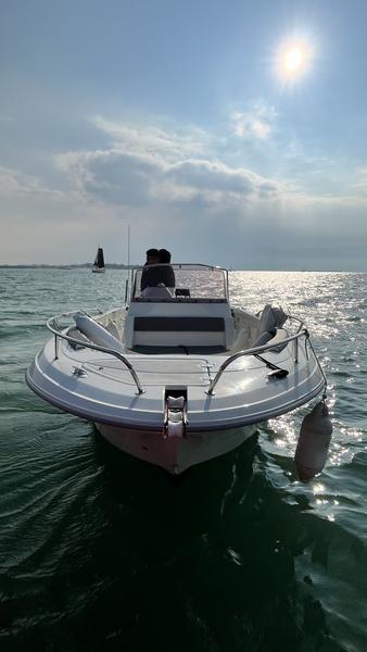 un bateau à moteur sur l'océan.